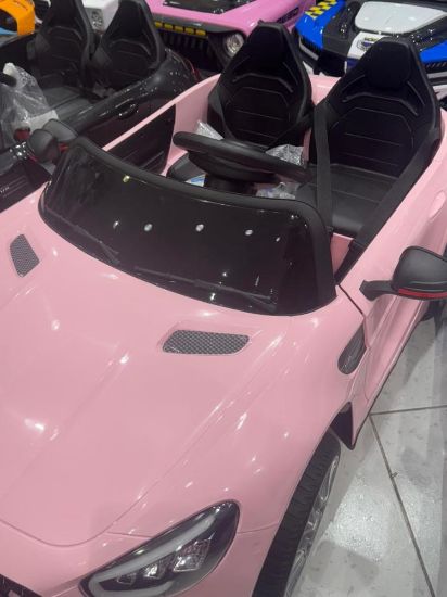 صورة سيارة سبورت وردية فخمة